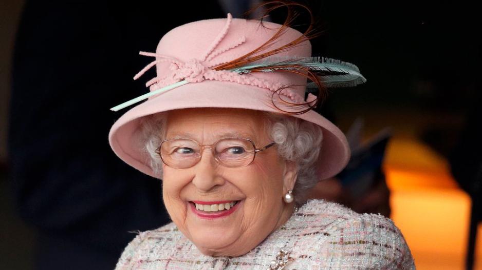 Γιατί η βασίλισσα της Αγγλίας υπογράφει ως «Elizabeth R»;