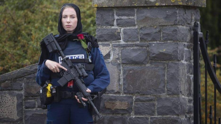 Νέα Ζηλανδία: Αστυνομικός φοράει μαντήλα σε ένδειξη συμπαράστασης