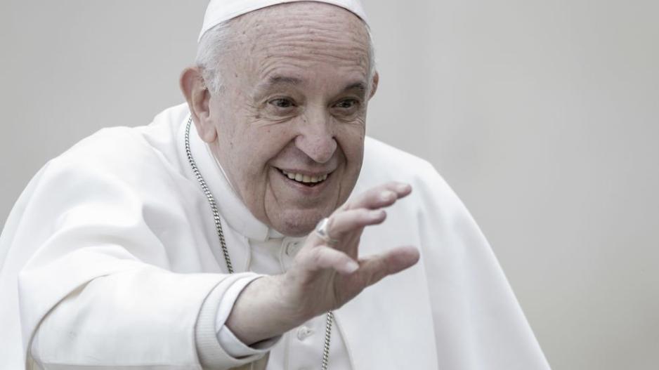 Γιατί ο Πάπας δεν αφήνει να του φιλήσουν το χέρι;