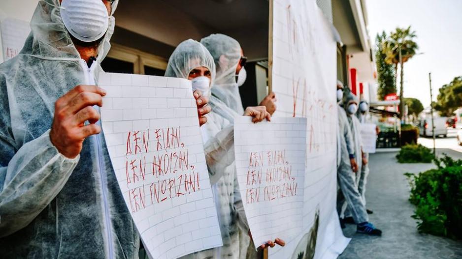 «Κλείστε το» λένε μέλη του SAVE AKAMAS μπροστά από το Τμήμα Περιβάλλοντος