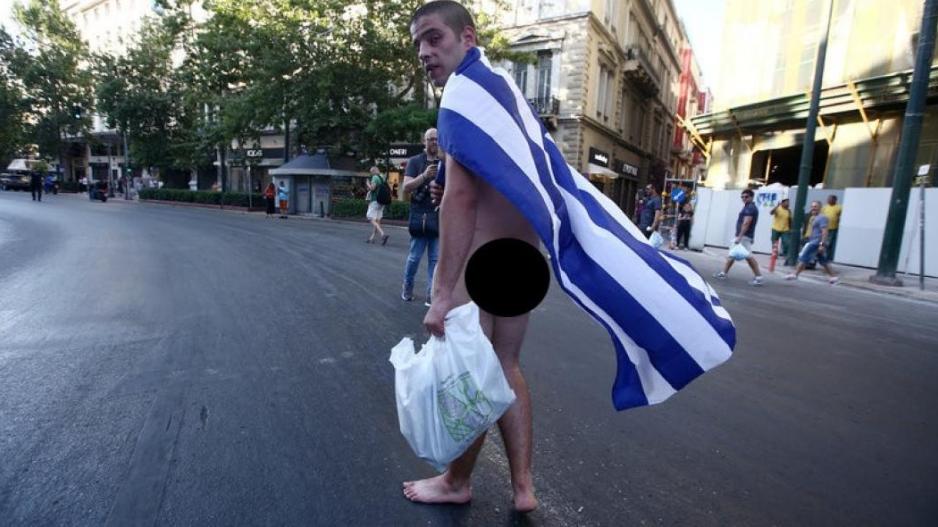 Athens Pride: Παρέλασε γυμνός με σημαία του μια φούστα