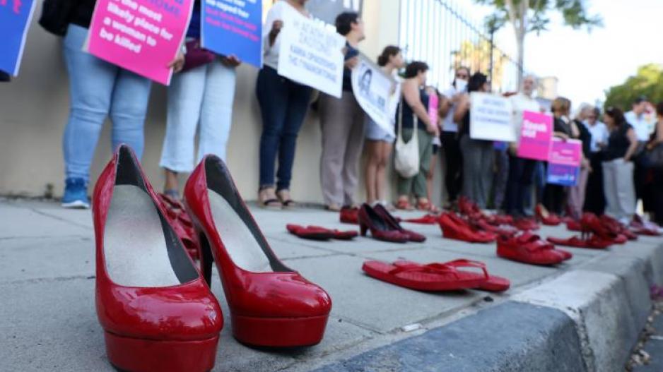 Με κόκκινα παπούτσια η διαμαρτυρία έξω από το Αρχηγείο