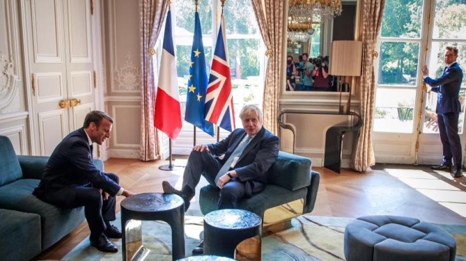 Ο Boris άπλωσε τα πόδια του στο τραπεζάκι του γαλλικού προεδρικού μεγάρου