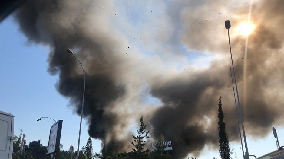 Πυρκαγιά στη βιομηχανική Στροβόλου - Ψάχνουν για εγκλωβισμένους