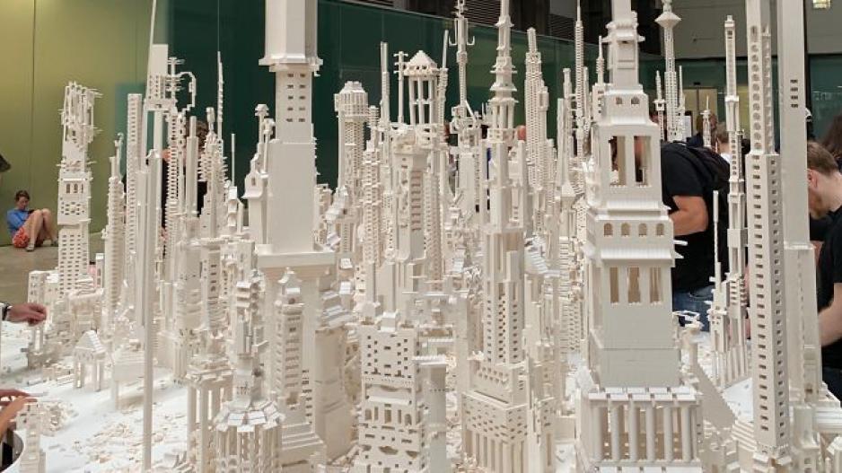 Η πόλη του μέλλοντος κτίστηκε με Lego στην Tate του Λονδίνου