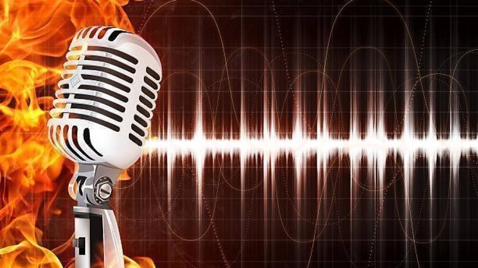 10+1 ελληνικοί στίχοι που έβαλαν στα μικρόφωνα φωτιά