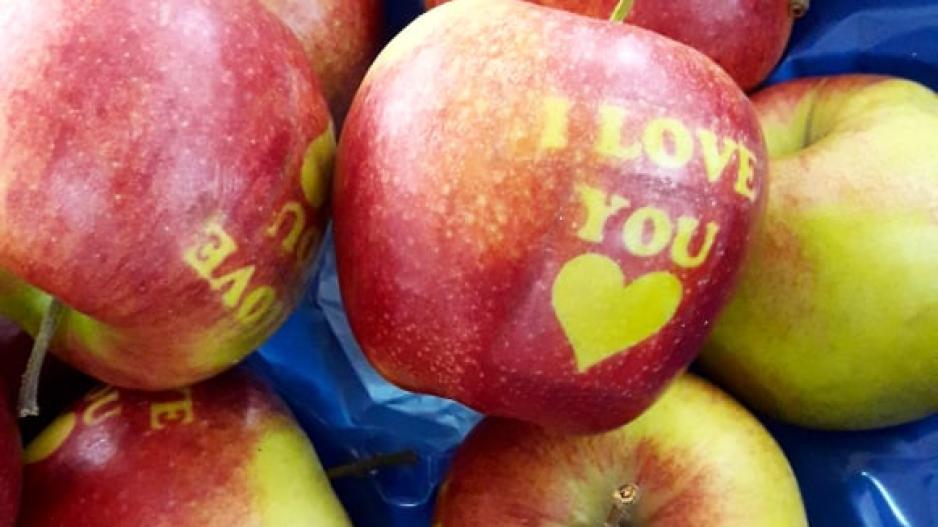 Προσοχή! Στα κυπριακά σουπερμάρκετ κυκλοφορούν ερωτευμένα μήλα!