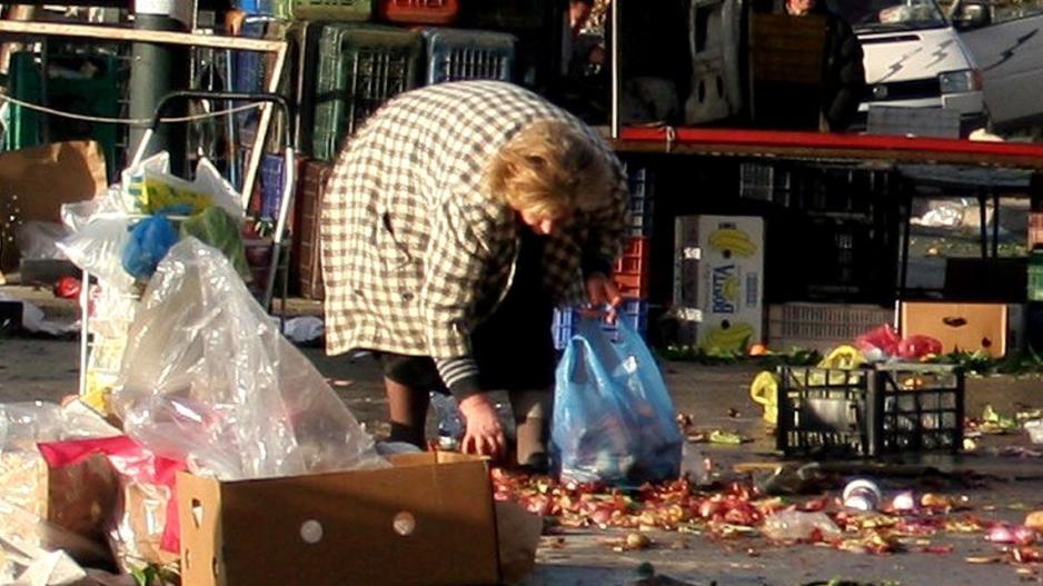Κύπρος: η γιαγιούλα που ψάχνει φαγητό στα σκουπίδια