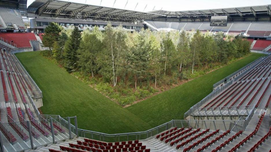 Ένα δάσος μέσα σε ένα... γήπεδο στην Αυστρία