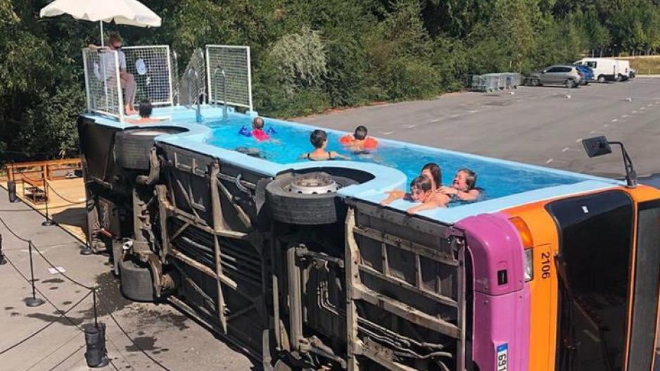 Tουμπαρισμένο λεωφορείο στη Γαλλία μετατρέπεται σε δημόσια πισίνα