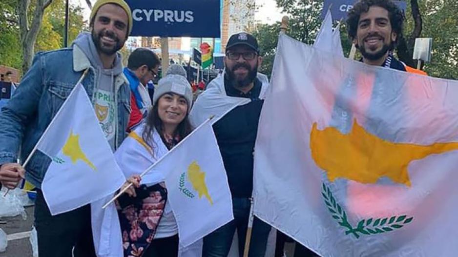 Κύπριοι σήκωσαν την κυπριακή σημαία στον Μαραθώνιο Νέας Υόρκης