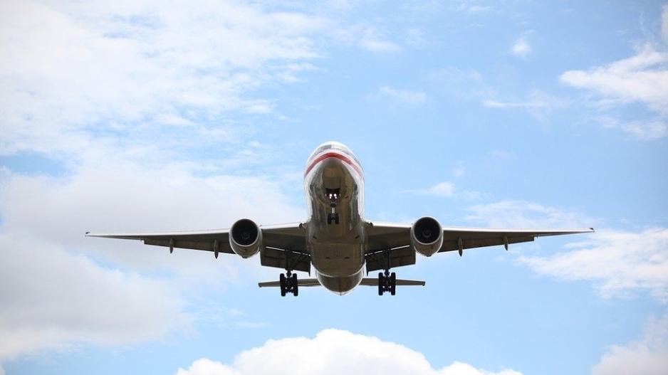 Νίπτει τας χείρας η Κομισιόν για τα ακριβά αεροπορικά ναύλα