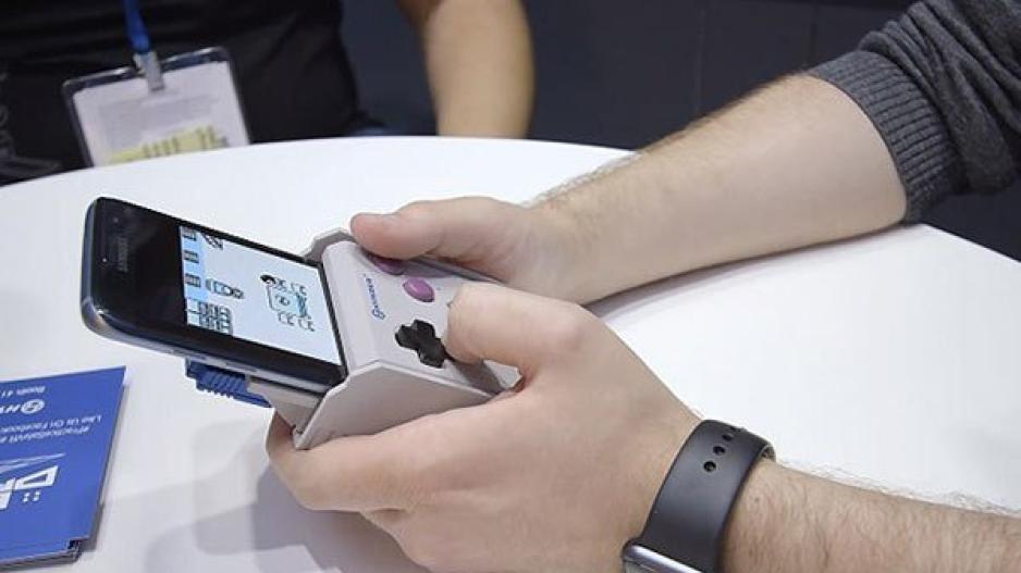 Το Smart Boy μετατρέπει το κινητό σου σε Game Boy!
