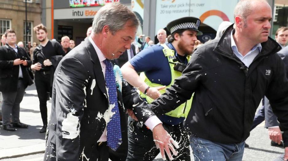 Brexit: Με μιλκσέικ περιέλουσαν τον Nigel Farage