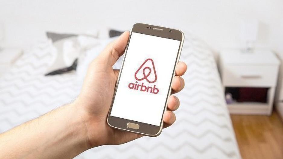 Ευρωπαϊκές εταιρείες τα βάζουν με την Airbnb
