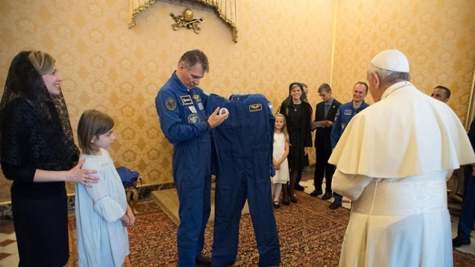 Αστροναύτες χαρίζουν στον Ποντίφικα διαστημική στολή με κάπα