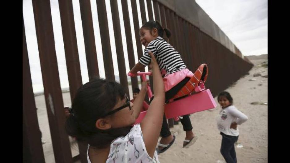 Στήθηκαν αυτοσχέδιες τραμπάλες για παιδιά στα σύνορα ΗΠΑ-Μεξικού