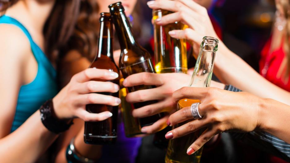 Παγκοσμίως η κατανάλωση αλκοόλ αυξάνεται, εκτός από την Ελλάδα