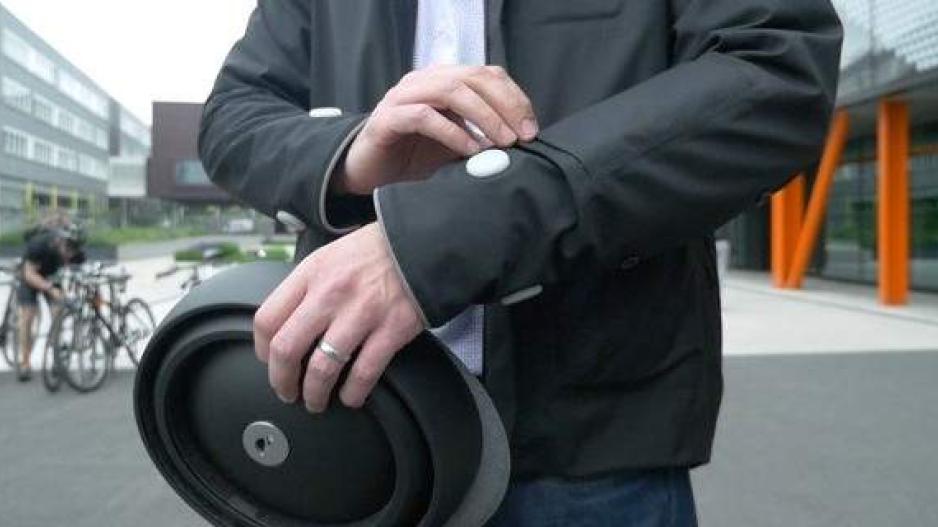 Το «έξυπνο» ποδηλατικό μπουφάν-Με φλας στα μανίκια και ενσωματωμένο GPS