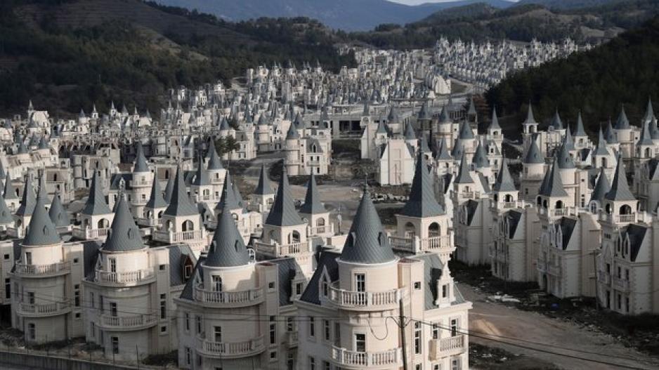 Οι πύργοι της Disney καταρρέουν στην Τουρκία λόγω κρίσης