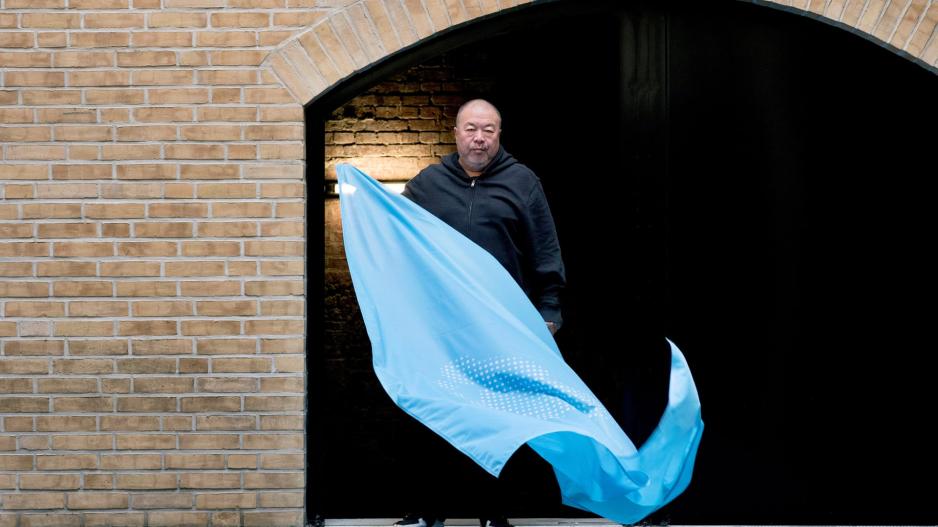 Ο Ai Weiwei σχεδιάζει την σημαία για τα Ανθρώπινα Δικαιώματα
