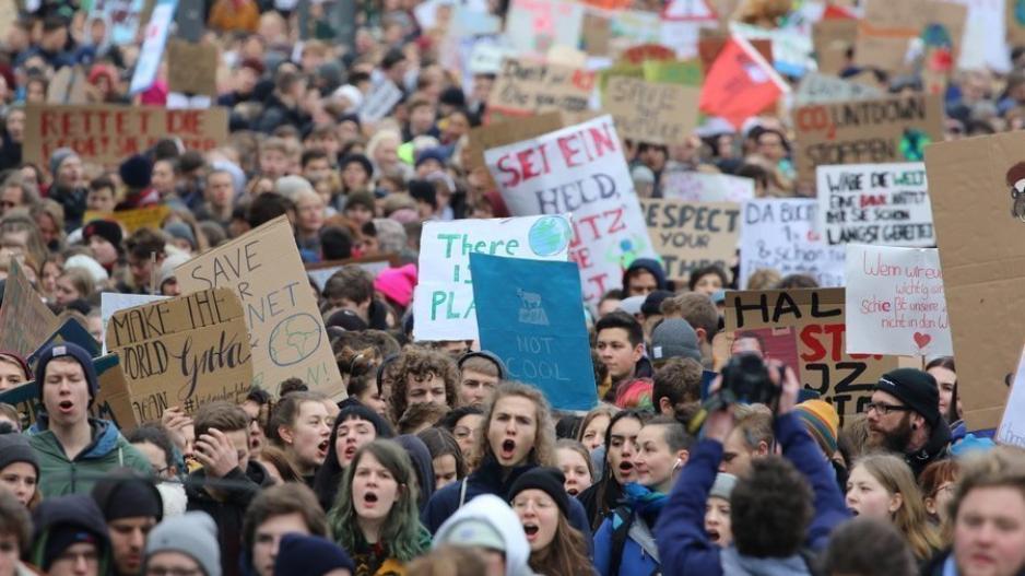 Χιλιάδες νέοι σε 90 χώρες απεργούν για την κλιματική αλλαγή