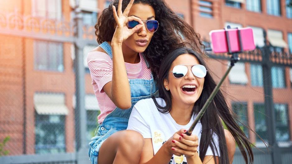 5 φορές περισσότεροι θάνατοι από selfies παρά από καρχαρίες