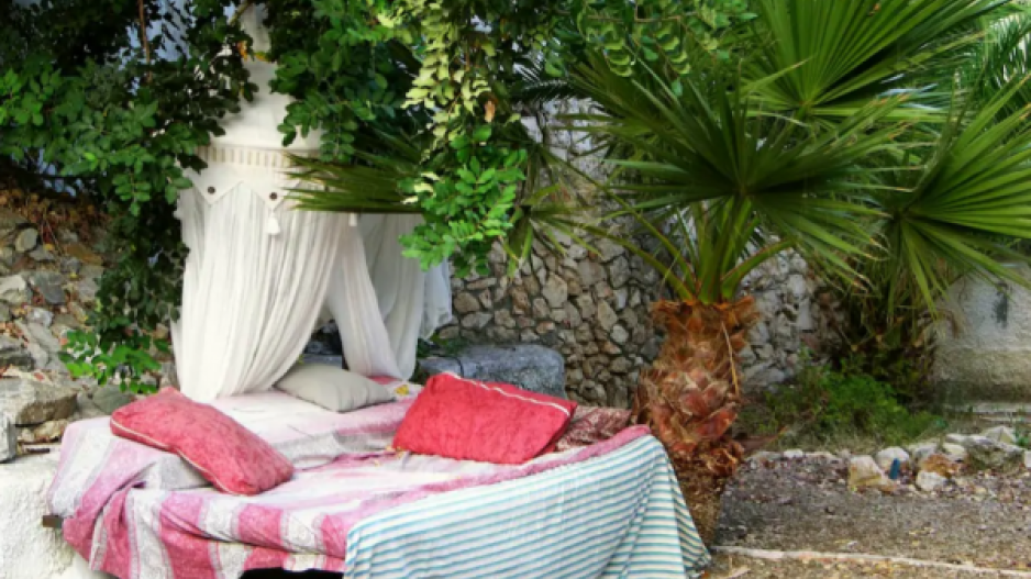 Ένα κρεβάτι σε μια αυλή, το μόνο Airbnb στην Κρήτη