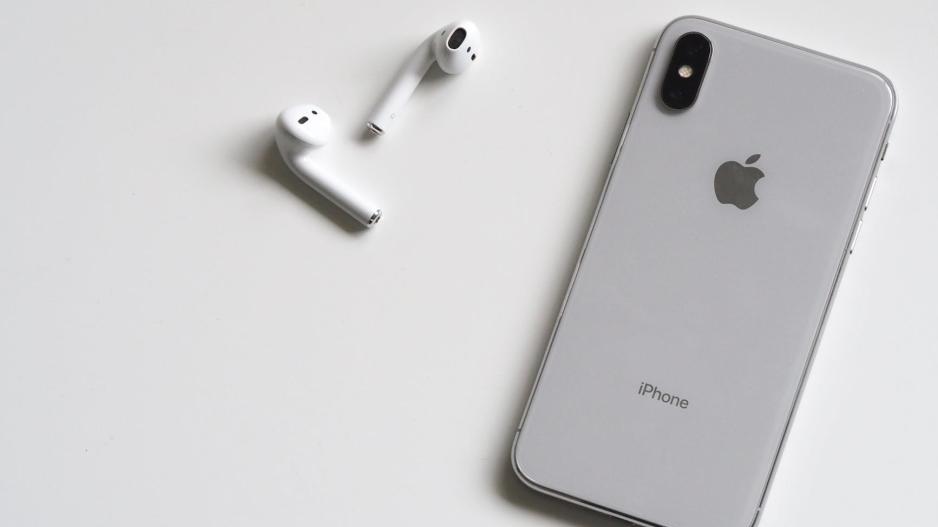 H Apple κάνει ότι μπορεί για να πουλήσει περισσότερα iPhones
