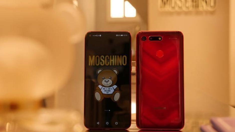 Ένα fashionable κινητό από την Μοschino Design