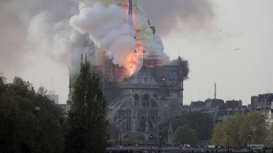 Μεγάλη καταστροφή: Στις φλόγες η Παναγία των Παρισίων