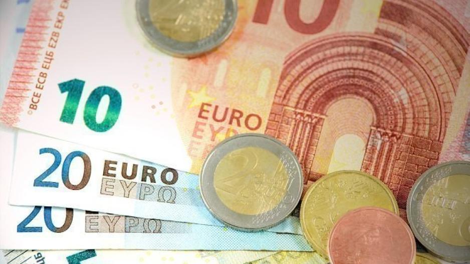 Μειώθηκαν τα πλαστά χαρτονομίσματα του Eυρώ