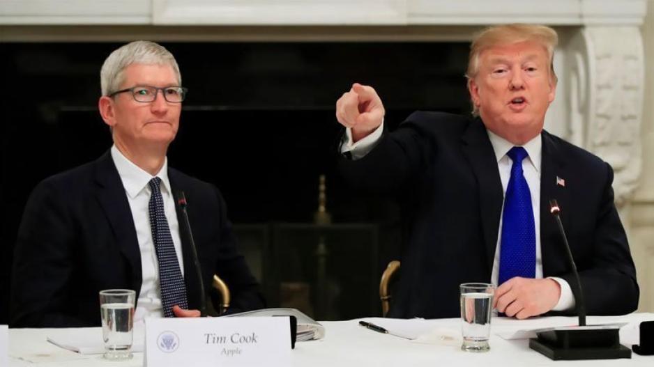 Ο Trump ευχαριστεί τον καλό του φίλο...Tim Apple
