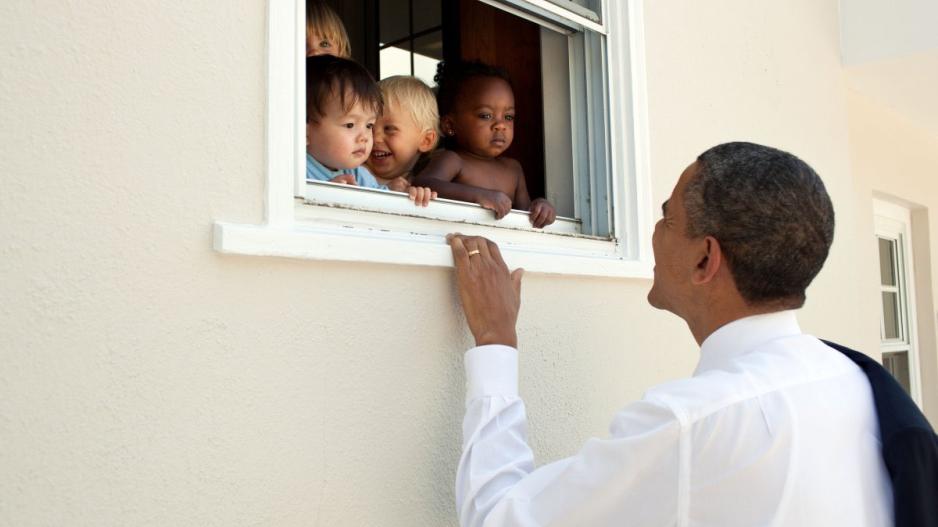 O Obama γράφει ιστορία {στο twitter} και κάνει {ξανά} τον Trump να φαίνεται λίγος