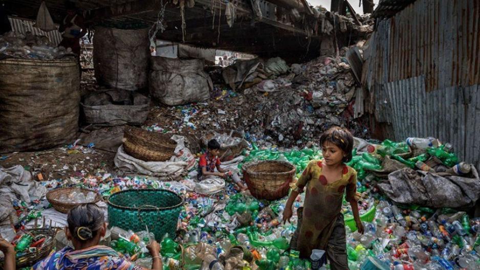 «Πλανήτης ή πλαστικό;»: Το σοκαριστικό εξώφυλλο του National Geographic (photos)