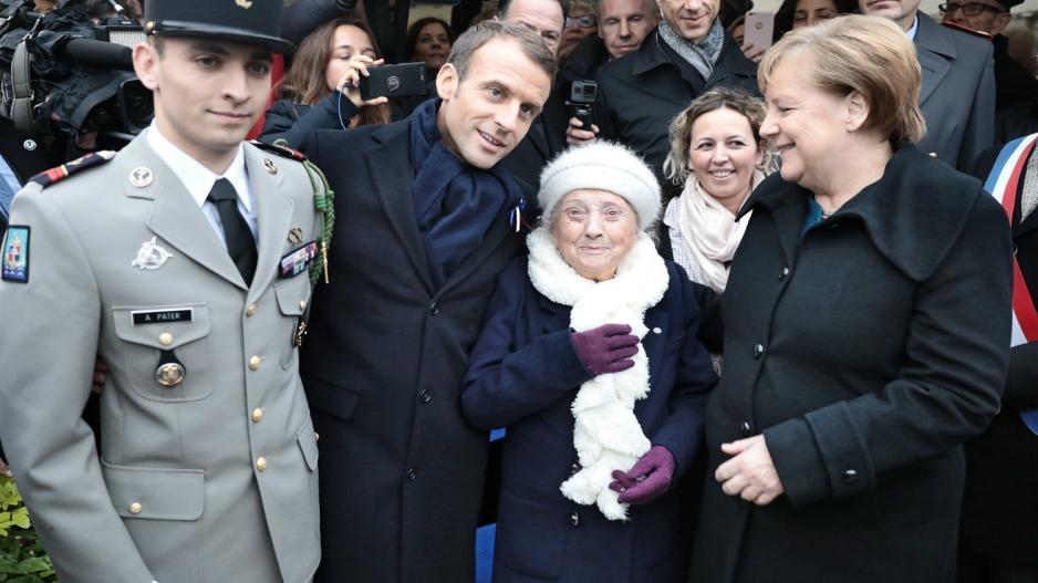 H γιαγιά που μπέρδεψε τη Μέρκελ με τη… σύζυγο του Μακρόν