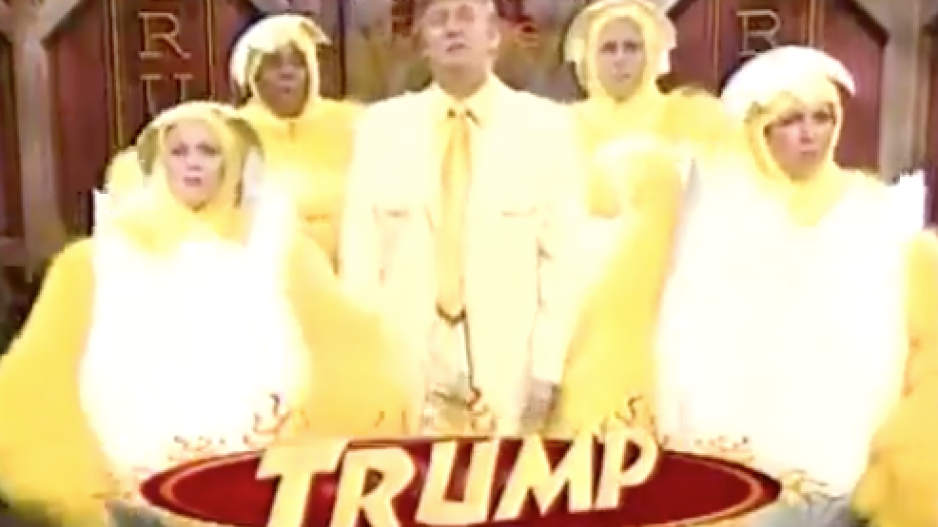 Ο Trump ντυμένος στα κίτρινα διαφημίζει wings και γίνεται viral