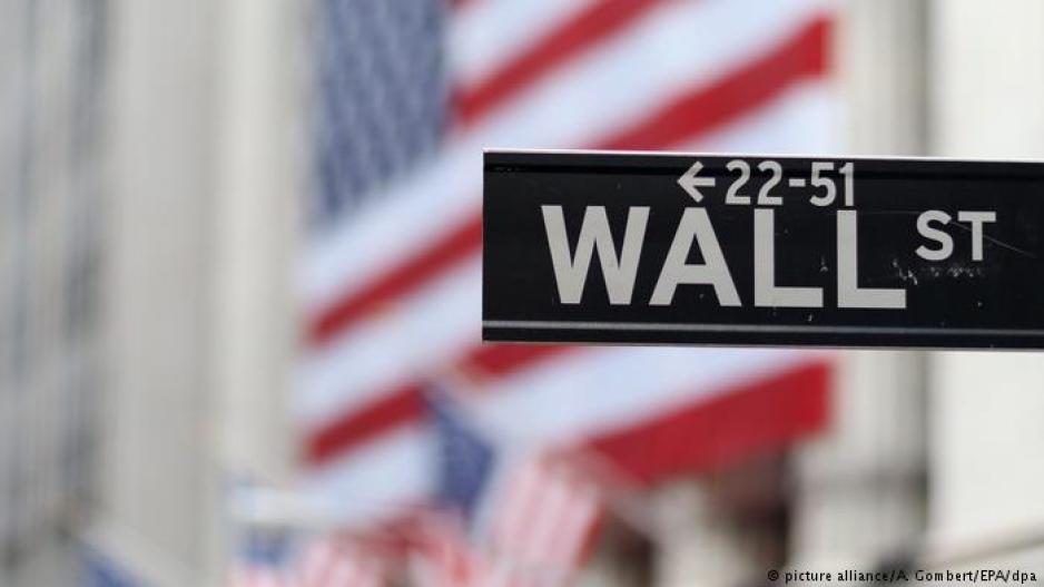 Υπό πίεση η Wall Street