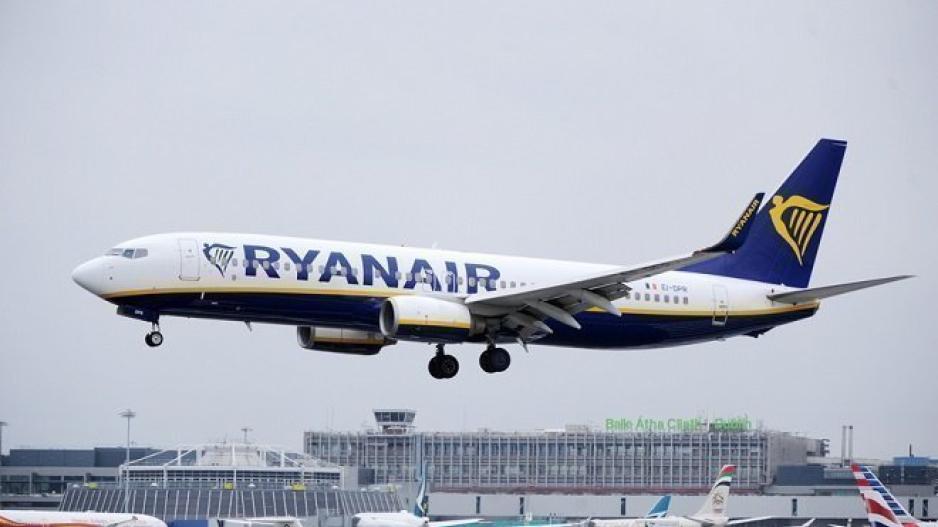 Η Ryanair απέλυσε πλήρωμα γιατί κοιμήθηκαν στο πάτωμα