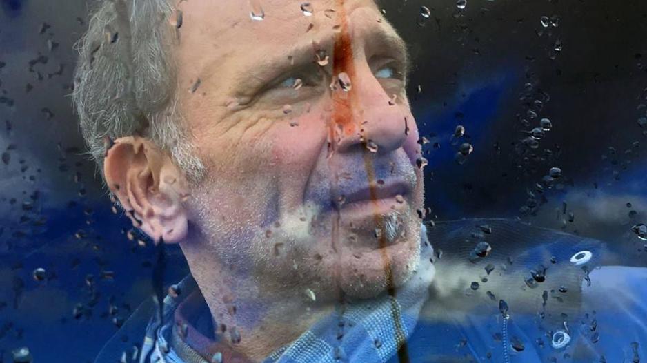 Το Facebook λογοκρίνει φωτογραφία του Γιάννη Μπεχράκη