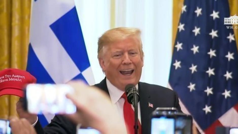 Ο Trump με... καπελάκι στα ελληνικά