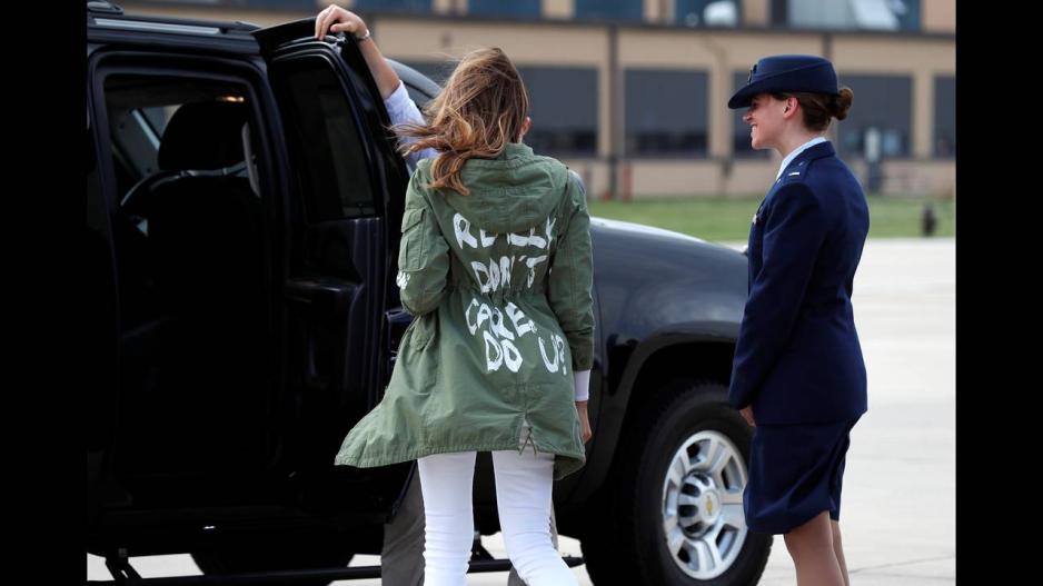 H Melania πήγε στα σύνορα με μπουφάν που έγραφε «I really don't care, do u?»