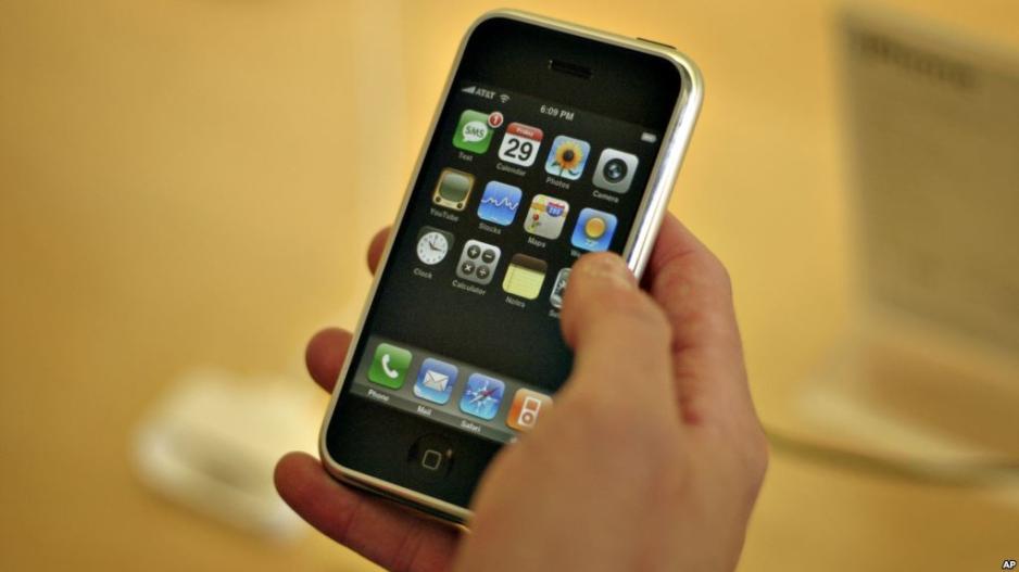 Η Apple επιβραδύνει τα παλιά μοντέλα iPhone
