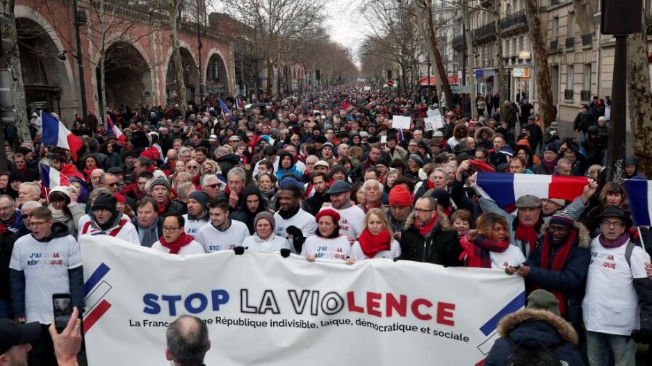 Γαλλία: Μετά τα Κίτρινα Γιλέκα, τα... Κόκκινα Φουλάρια