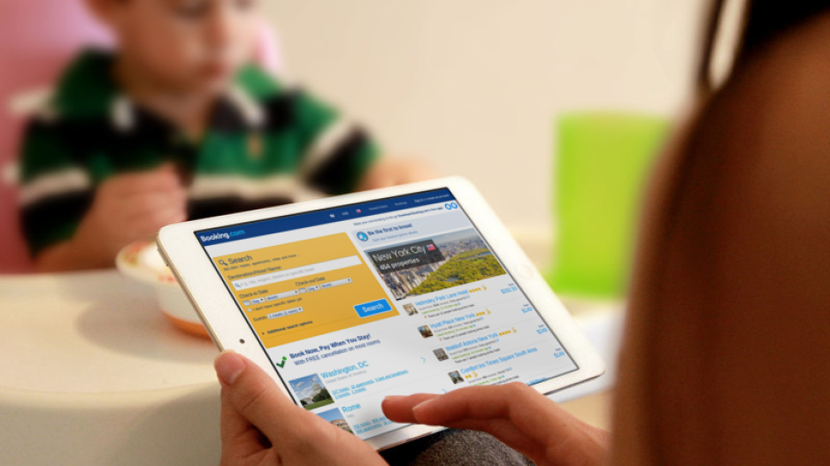 Πώς η Booking σχεδιάζει να διατηρήσει την πρωτοκαθεδρία της έναντι του Airbnb