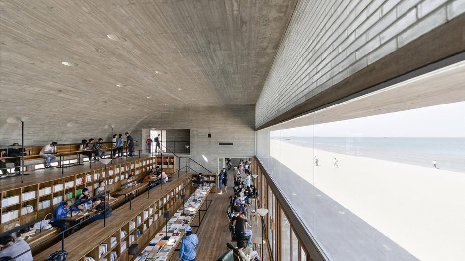 Μία βιβλιοθήκη πάνω στην άμμο με θέα τον ωκεανό