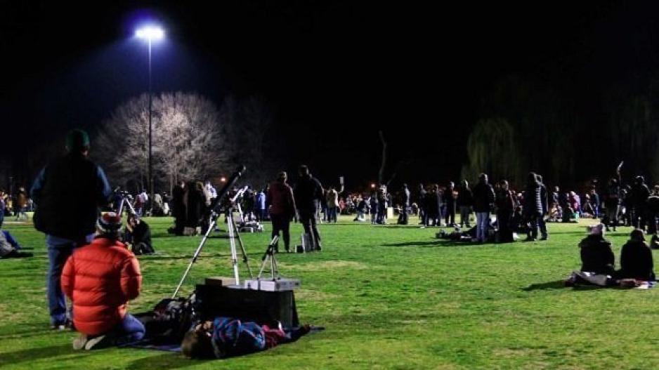 Οι Αυστραλοί θέλουν να μπουν στο Ρεκόρ Γκίνες κοιτάζοντας τα αστέρια