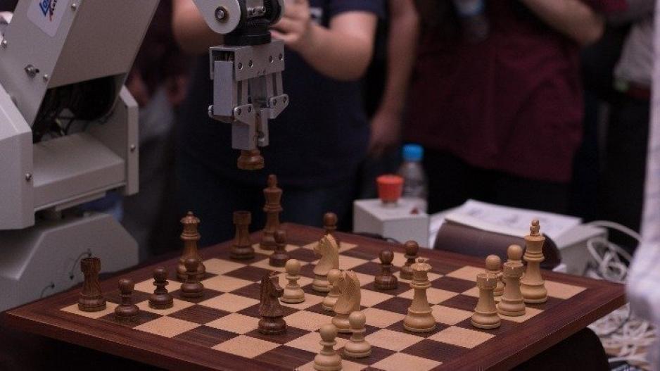 Το αήττητο ρομπότ που παίζει σκάκι με τους φοιτητές του Πολυτεχνείου