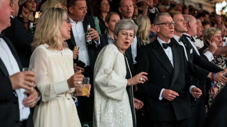 H Theresa May χορεύει Dancing Queen των ABBA...ξανά