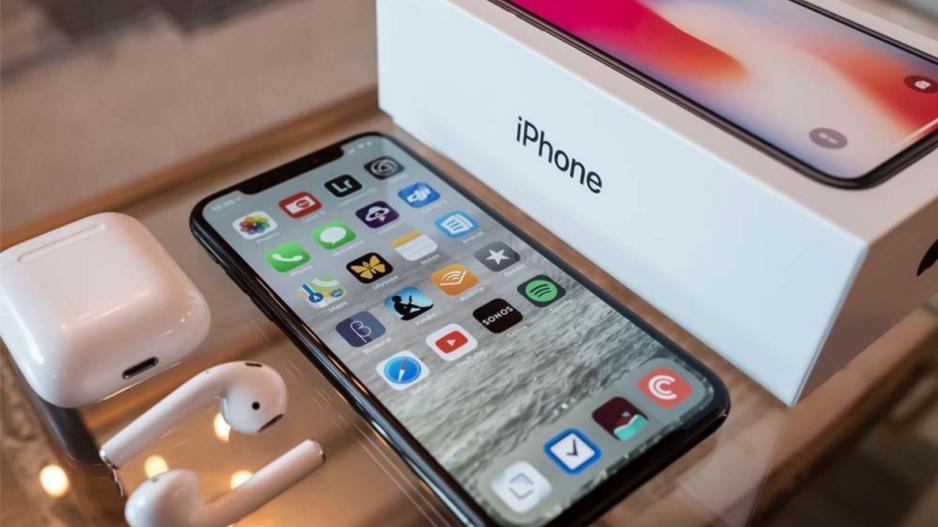 Η Apple κάνει για πρώτη φορά εκπτώσεις στα κινητά της
